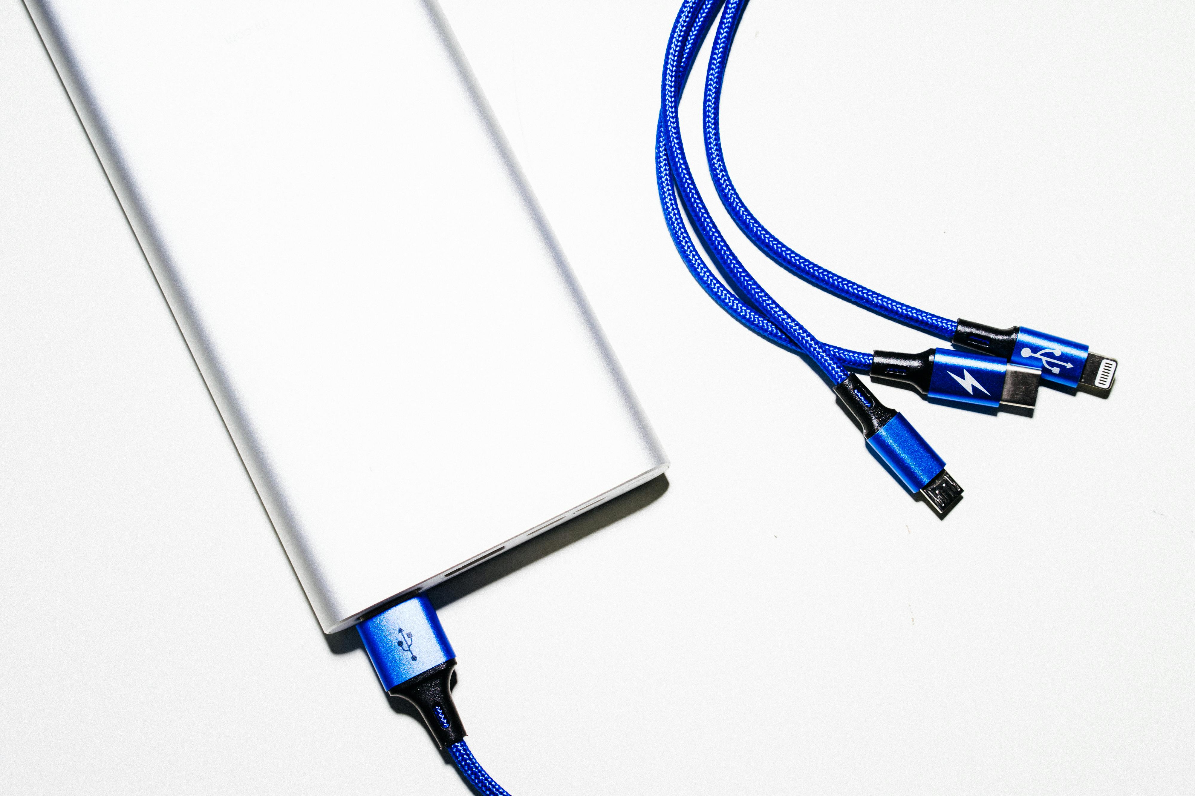 A powerbank with several wires | Source: Pexels