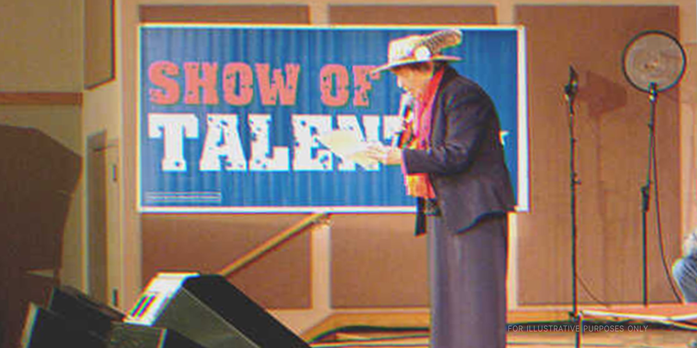 Señora mayor leyendo en un escenario. | Fuente: Flickr.com/John Edwards 2008 (CC BY-SA 2.0)