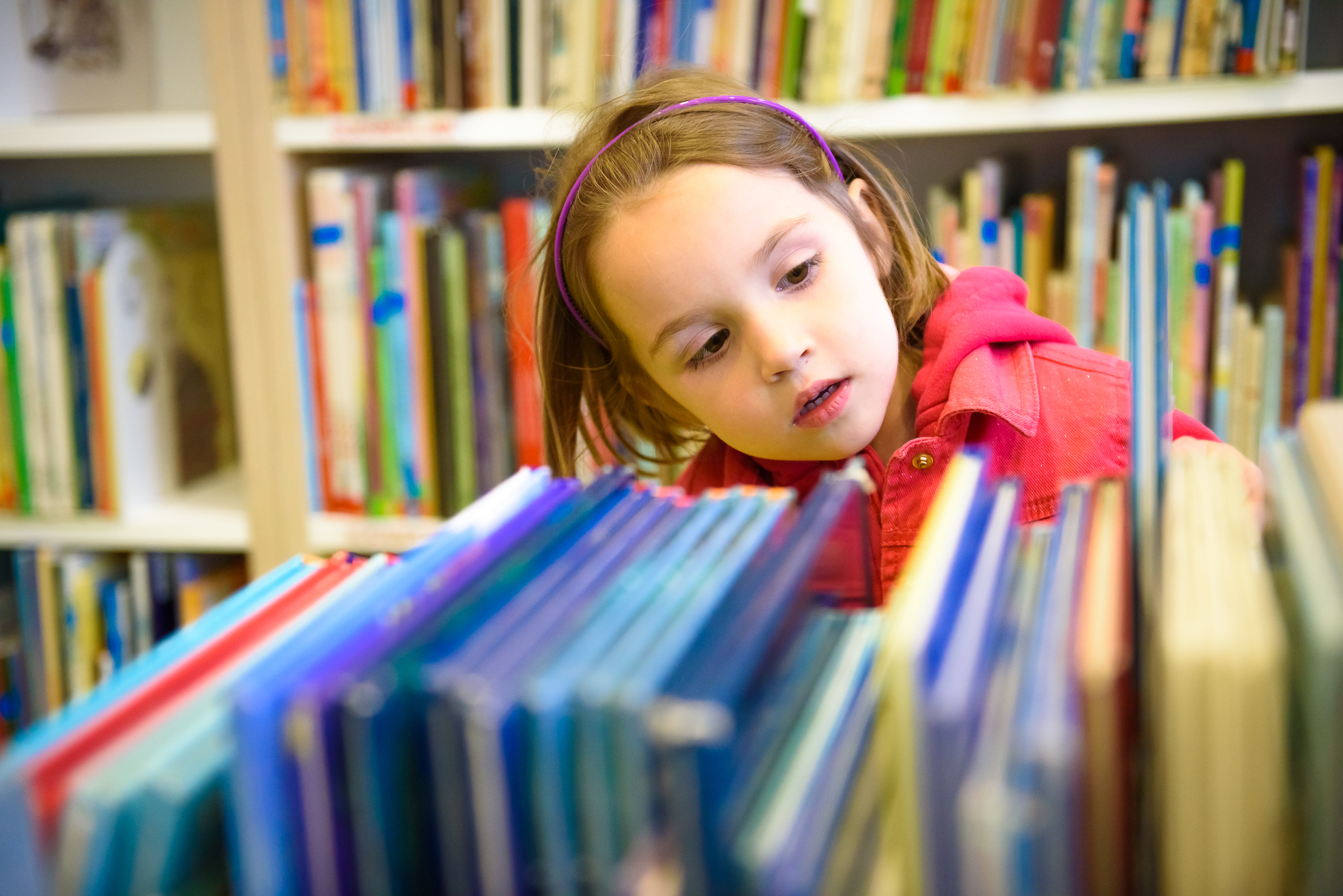 A little girl in a library | Source: Shutterstock