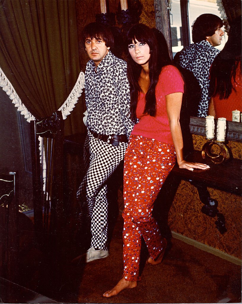 Sonny Bono and Cher pose for a portrait session at home in April 1966 in Los Angeles, California. | Photo: Getty Images