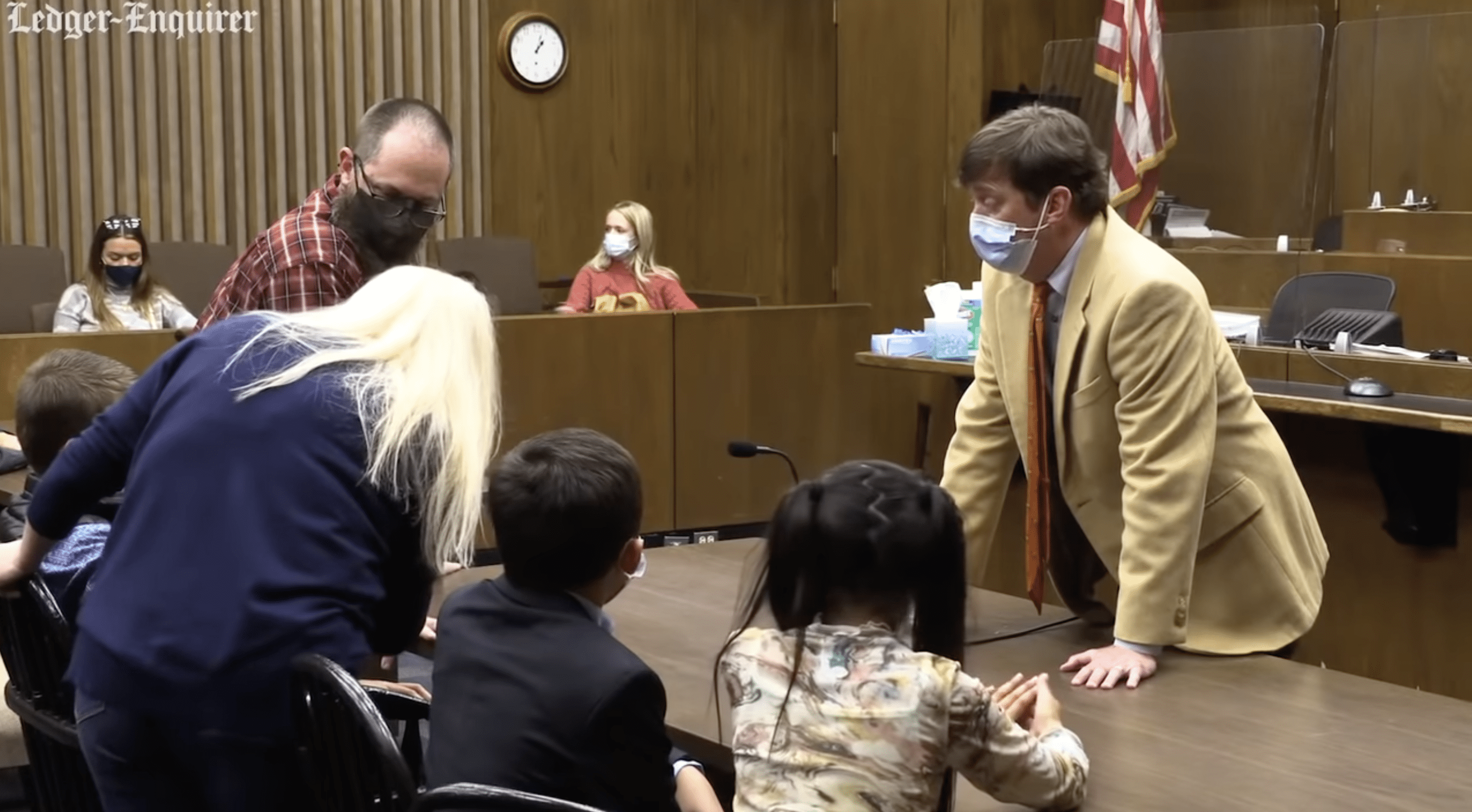 Los Turbeville con sus hijos adoptivos en la audiencia de adopción. | Foto: YouTube/Columbus Ledger-Enquirer