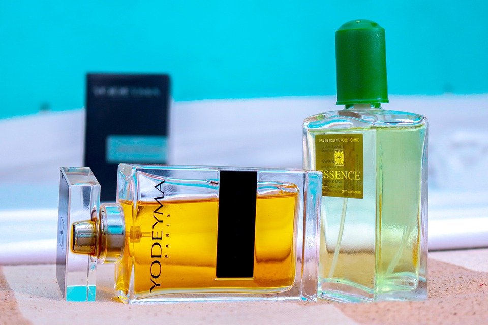Variedad de botellas de perfumes. | Foto: Pixabay