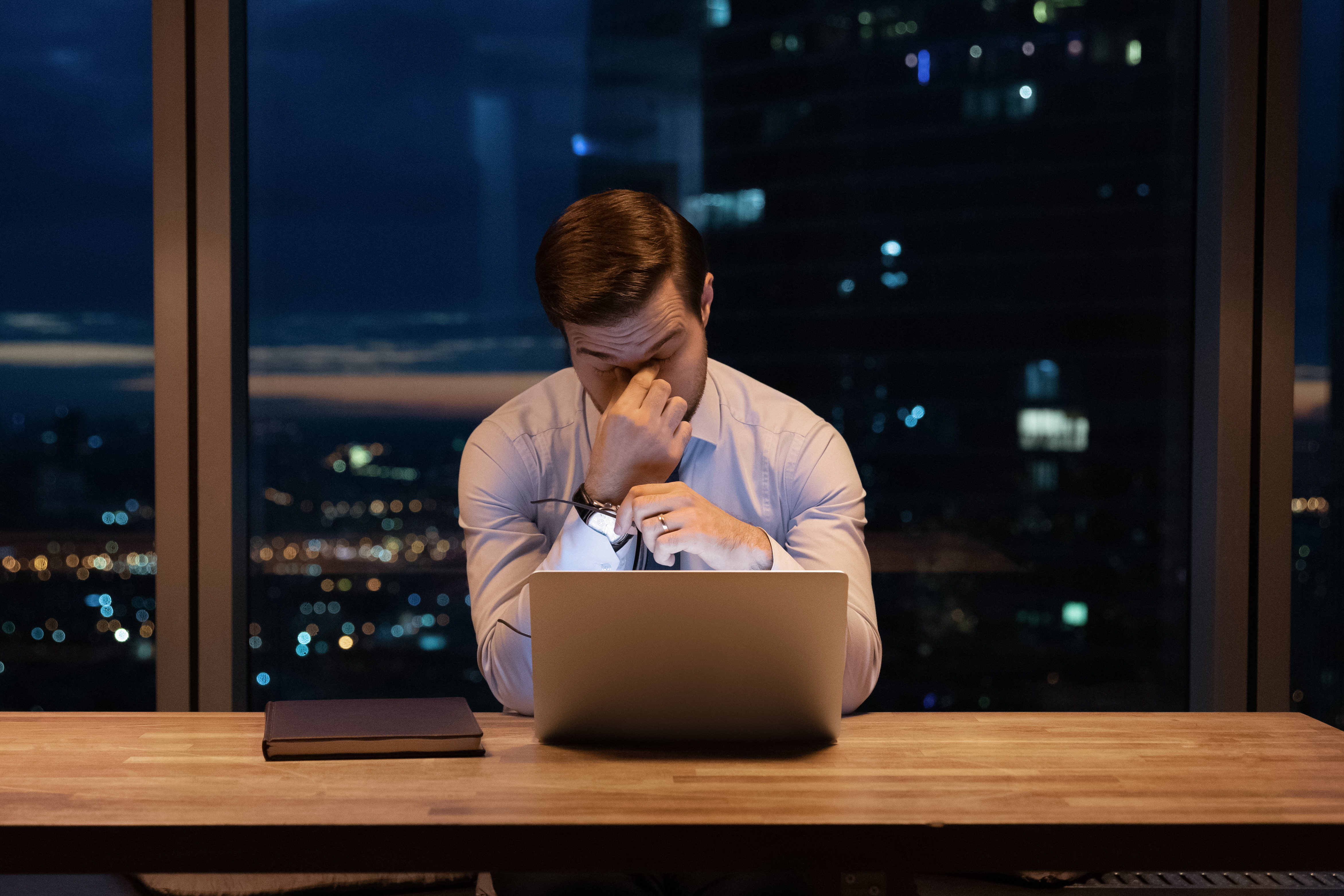 A stressed man working at night | Source: Shutterstock