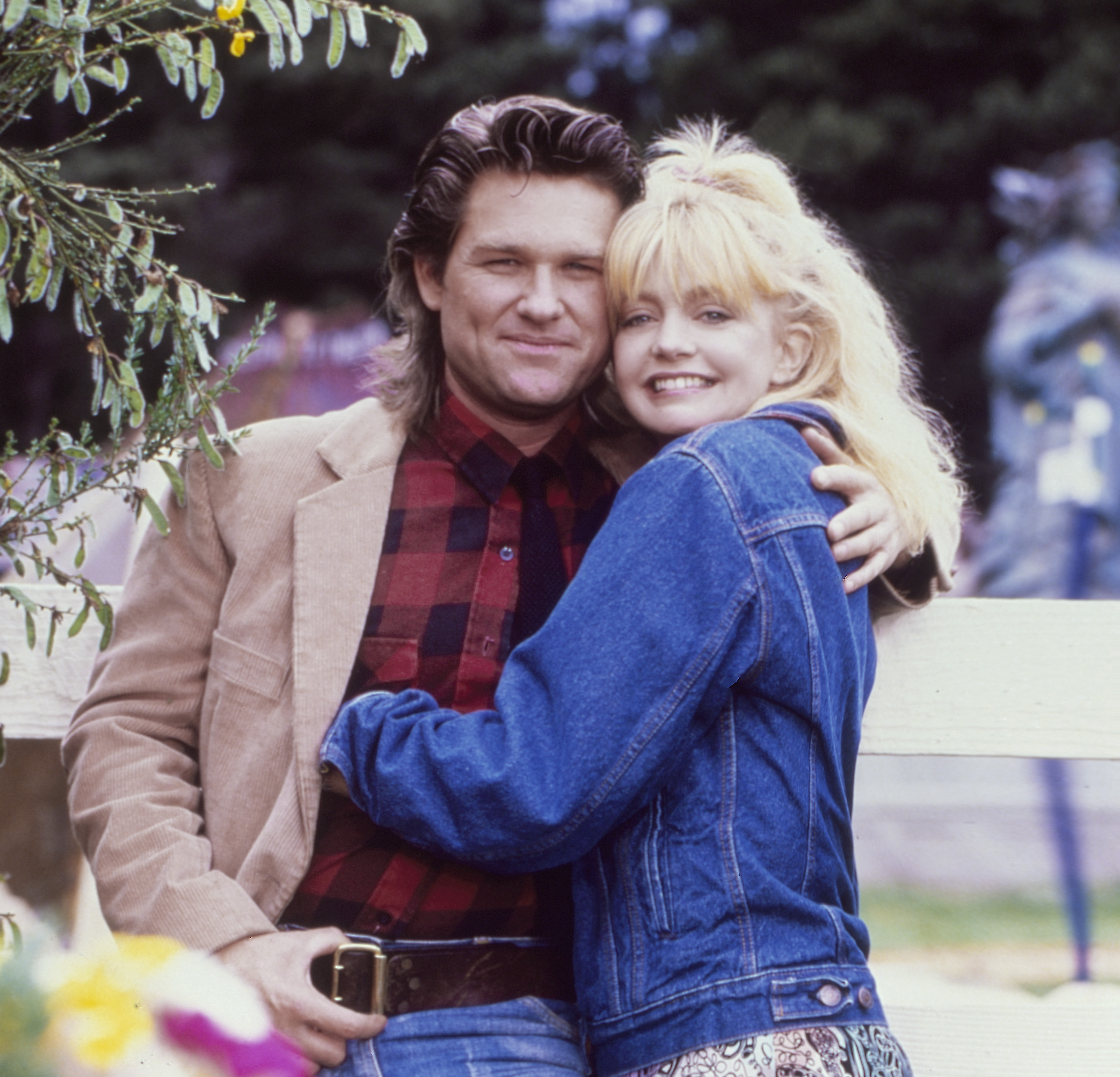 Goldie Hawn and Kurt Russell pose for a portrait in Fort Bragg, California, in October 1987. | Source: Getty Images