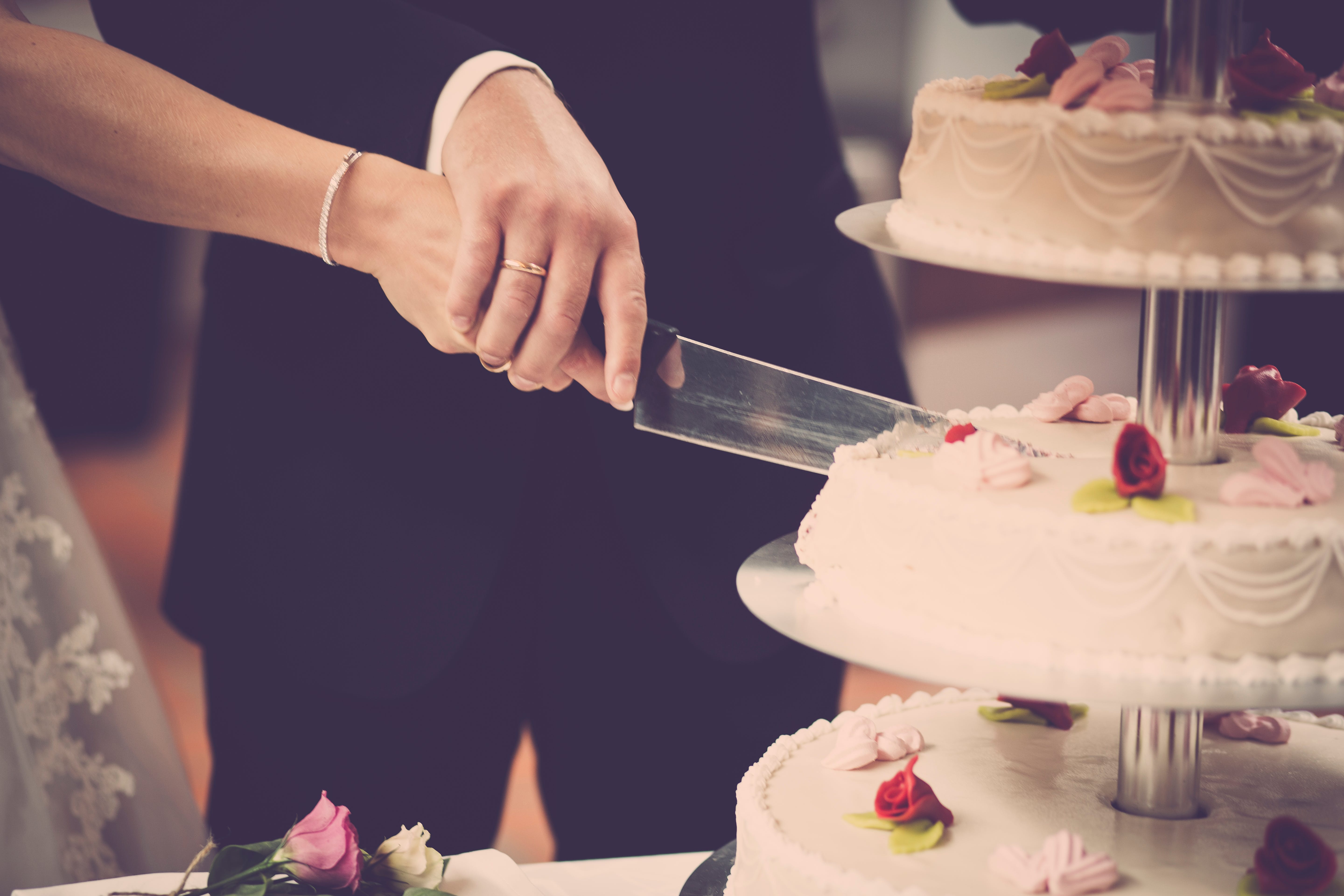 A couple cutting their wedding cake | Source: Pexels