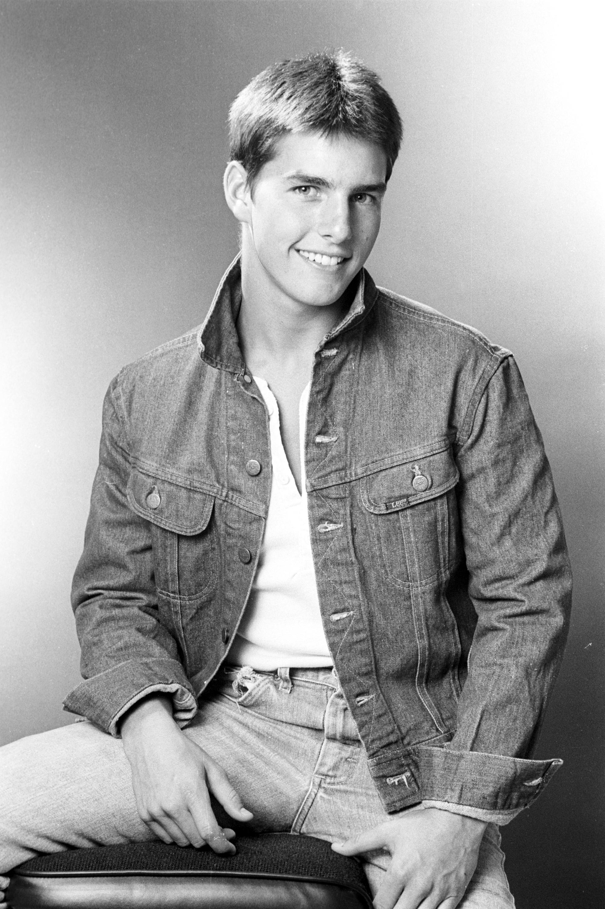 Tom Cruise posiert auf einem Schwarz-Weiß-Foto im Jahr 1980 | Quelle: Getty Images