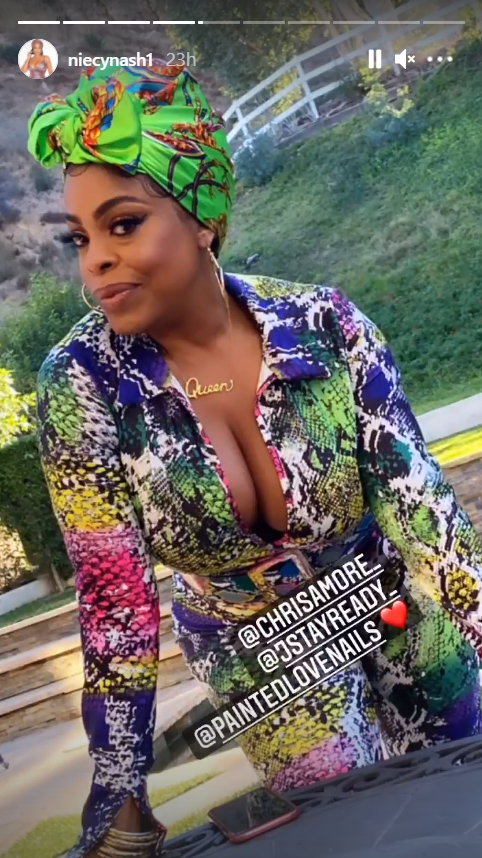 Niecy Nash poses in her snakeskin jumpsuit flaunting her nails. | Photo: Instagram/Niecynash1