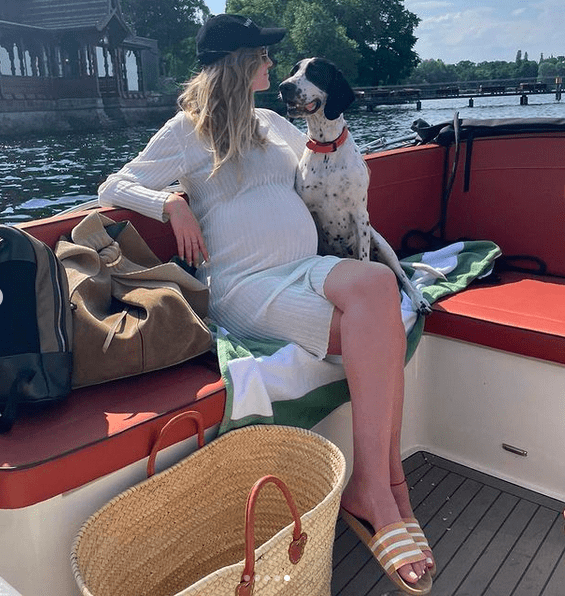 Model Toni Garrn mit ihrem Hund auf einem See in Potsdam, wenige Tage vor der Geburt ihres Kindes. | Quelle: instagram.com/tonigarrn