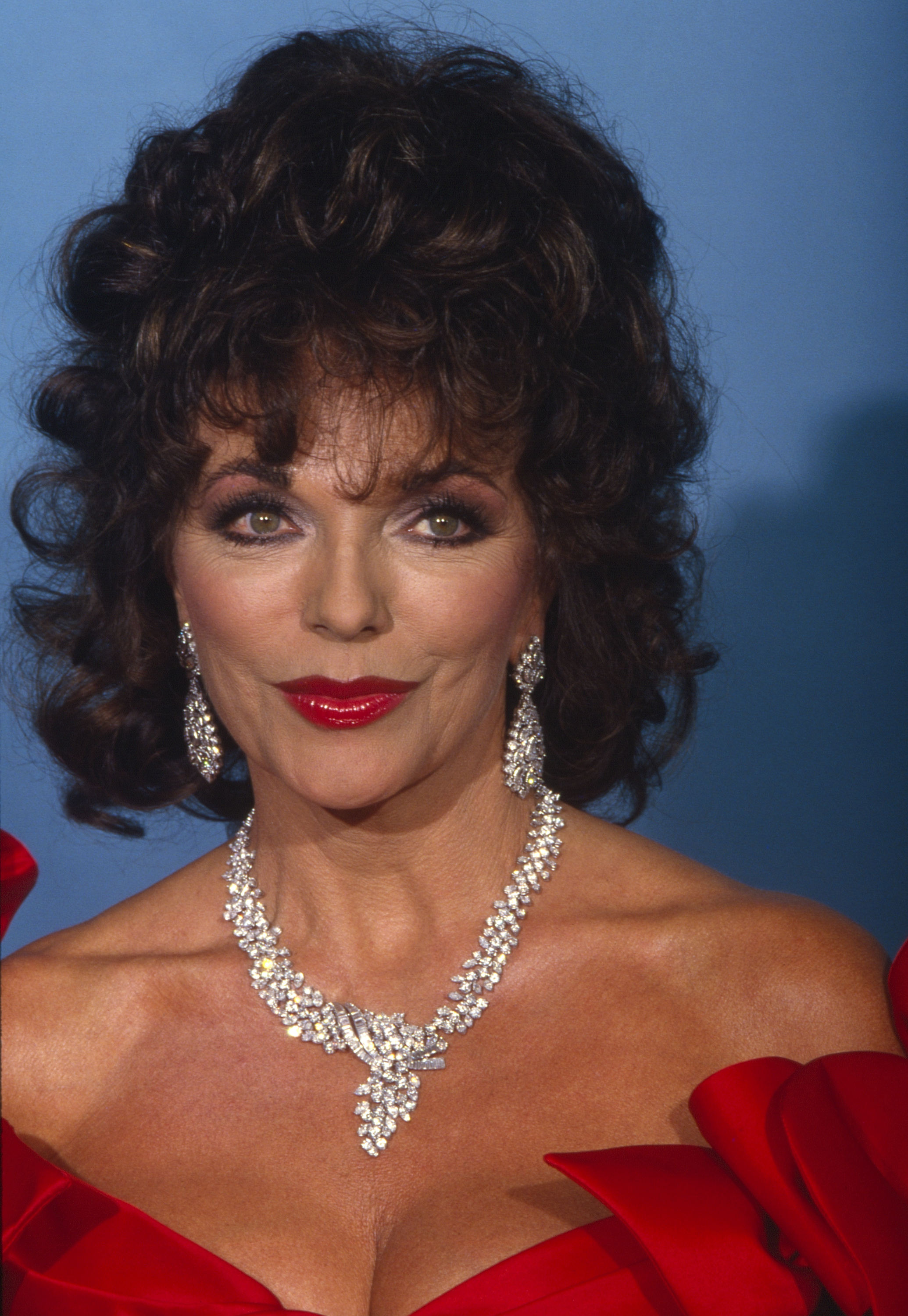 Joan Collins photographed backstage at the Emmy Awards, September 21, 1986 in Los Angeles, California | Source: Getty Images