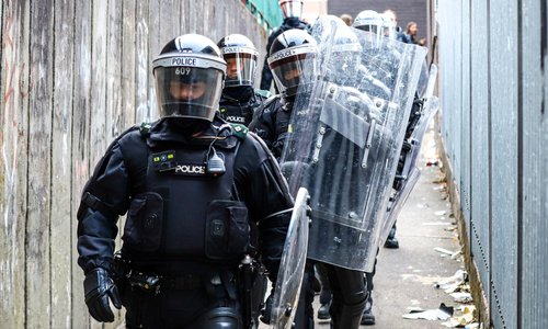 Spezialkräfte der Polizei in voller Montur | Quelle: Damien Storan / Shutterstock.com