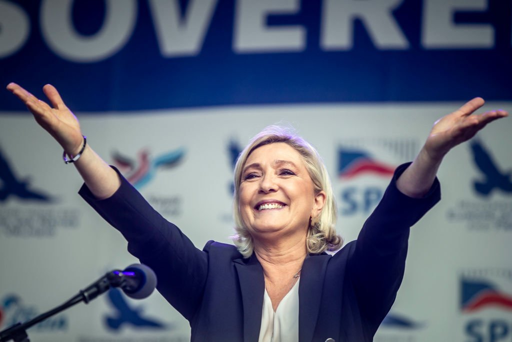 Marine Le Pen saluant le public. | Photo : Getty Images