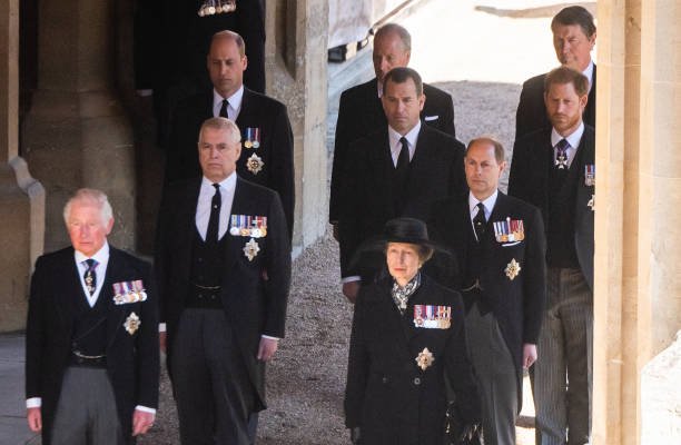Peter Phillips entre ses cousins pendant les obsèques du prince Philip | Photo : Getty Image