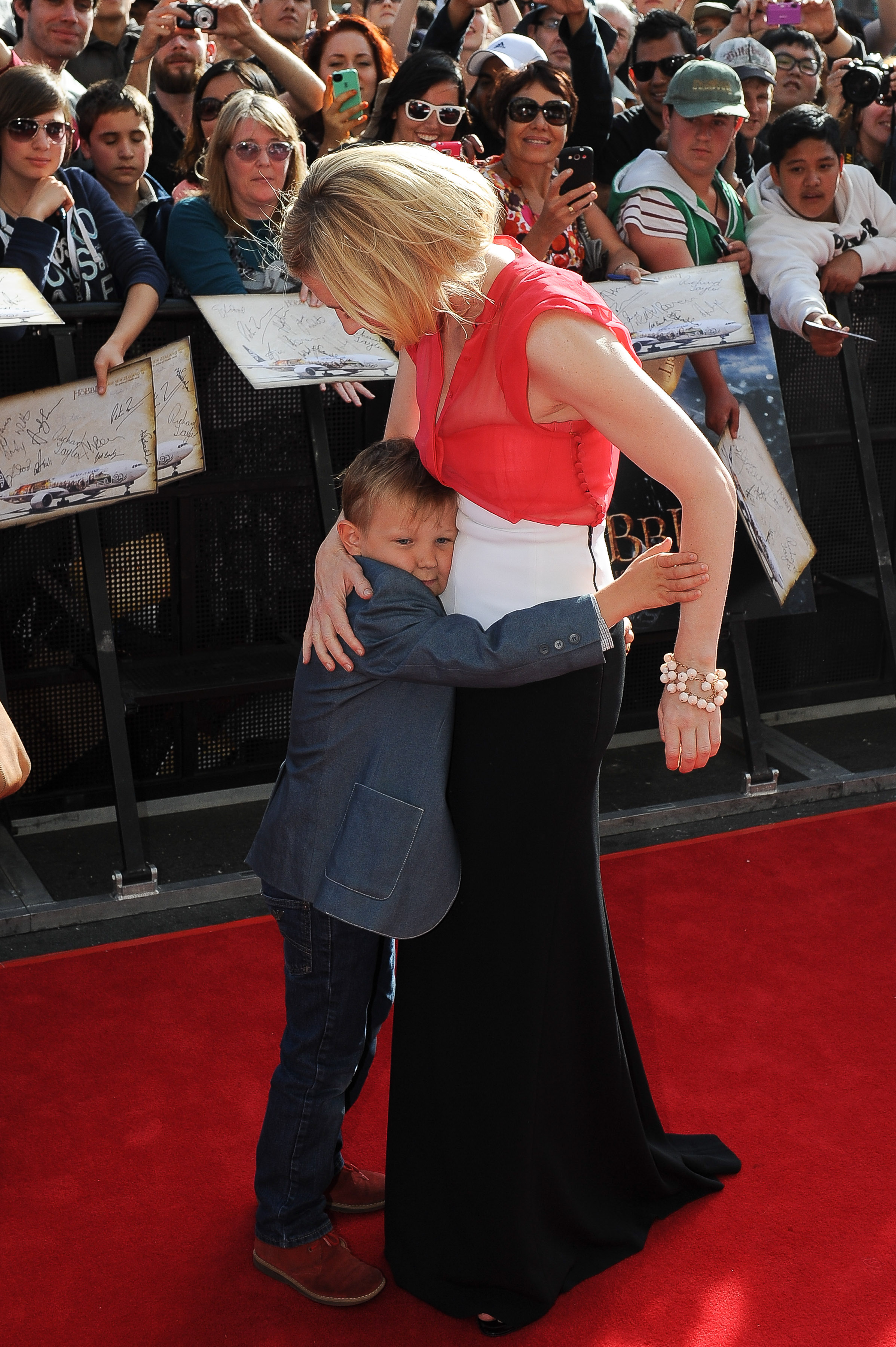 Cate Blanchett and her son at the "The Hobbit: An Unexpected Journey" world premiere on November 28, 2012, in Wellington, New Zealand | Source: Getty Images