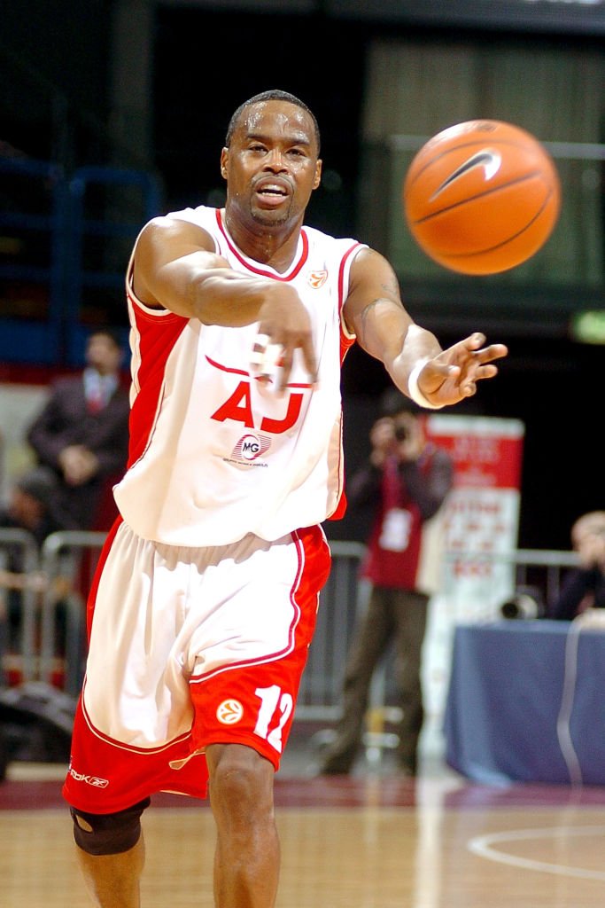  Melvin Booker #12 of Armani Jeans Milano in action during the Euroleague Basketball game 11 between Armani Jeans Milano v Cibona Zagreb at the Datchforum on January 9, 2008 | Photo: Getty Images