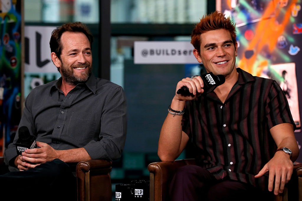 Luke Perry (L) and K. J. Apa attend the Build Series to discuss "Riverdale" at Build Studio on October 8, 2018 | Photo: Getty Images