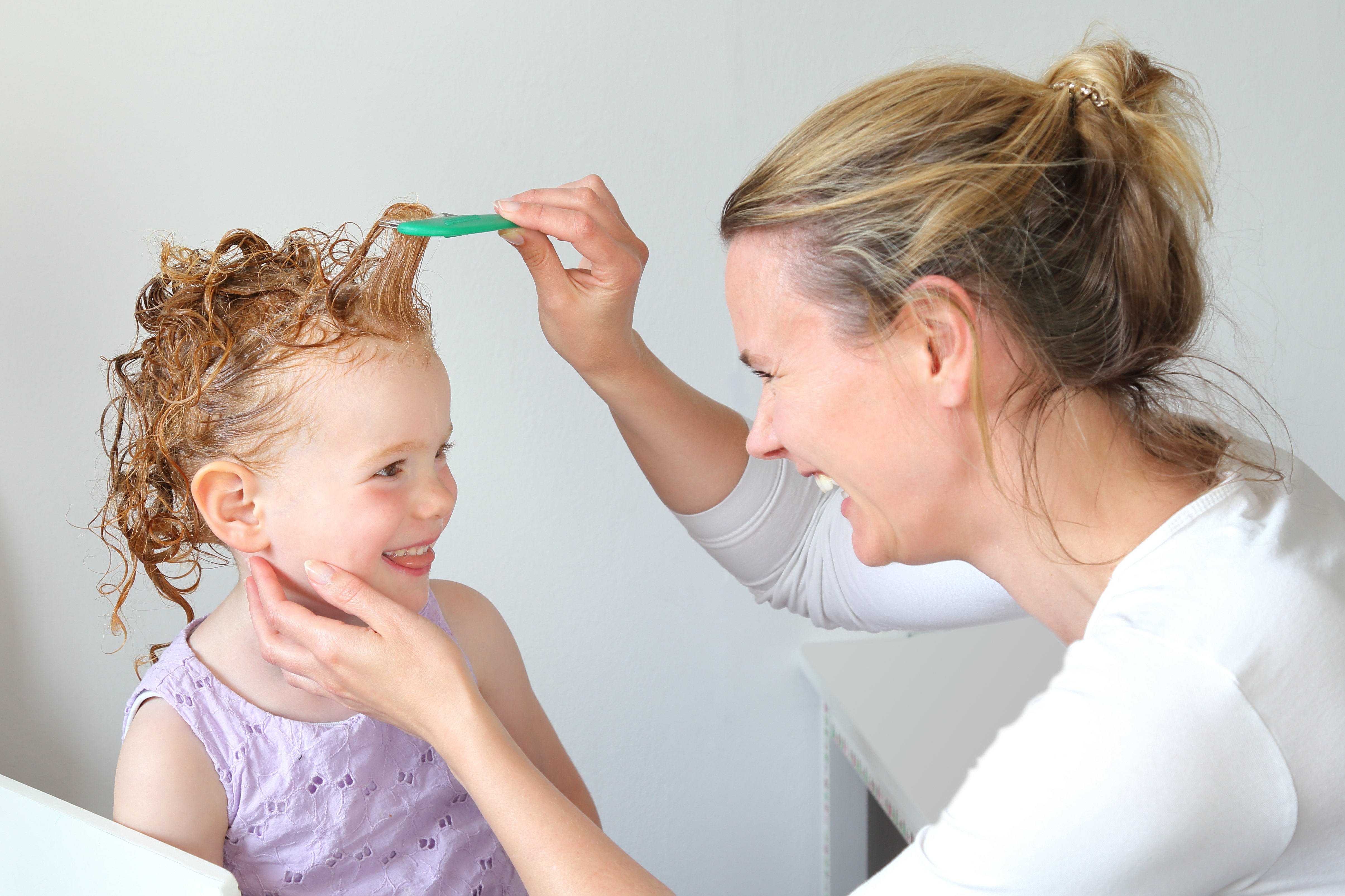 Washing out Head lice in the hair of a child | Photo: Shuttershock