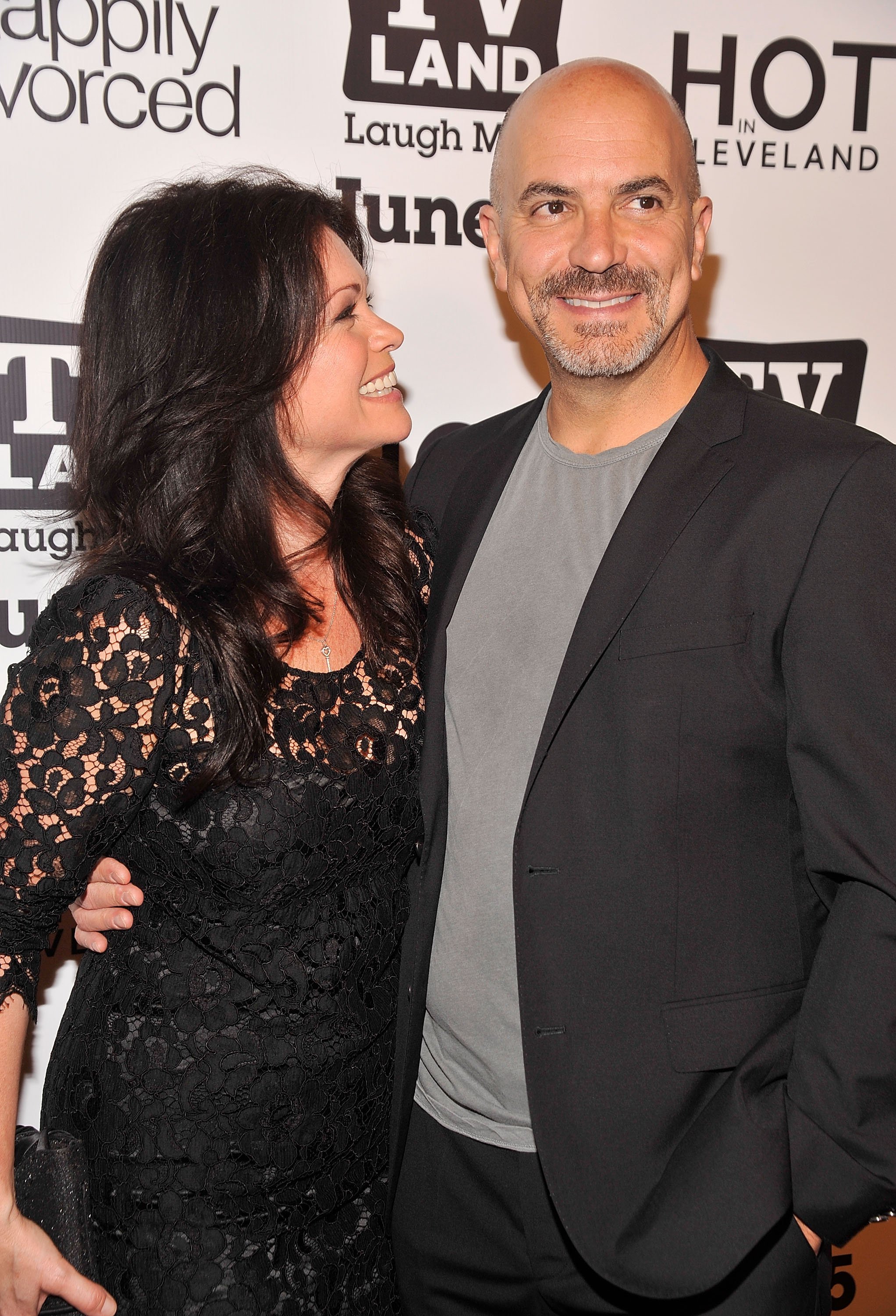Aktris Valerie Bertinelli (solda) ve Tom Vitale TV Land'e katıldı "Cleveland'da Sıcak" ve "mutlu boşanmış" 13 Haziran 2011'de New York'ta Gansevoort'ta Asellina'da gala partisi.  |  Kaynak: Getty Images