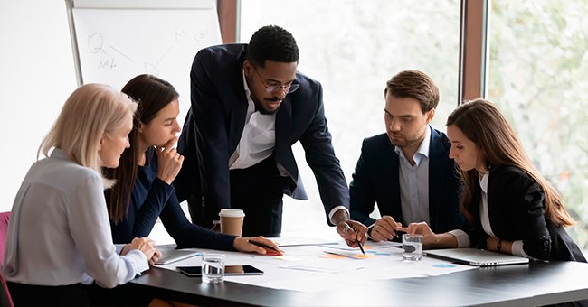 A photo of a boss and workers during a meeting. | Photo: Shutterstock