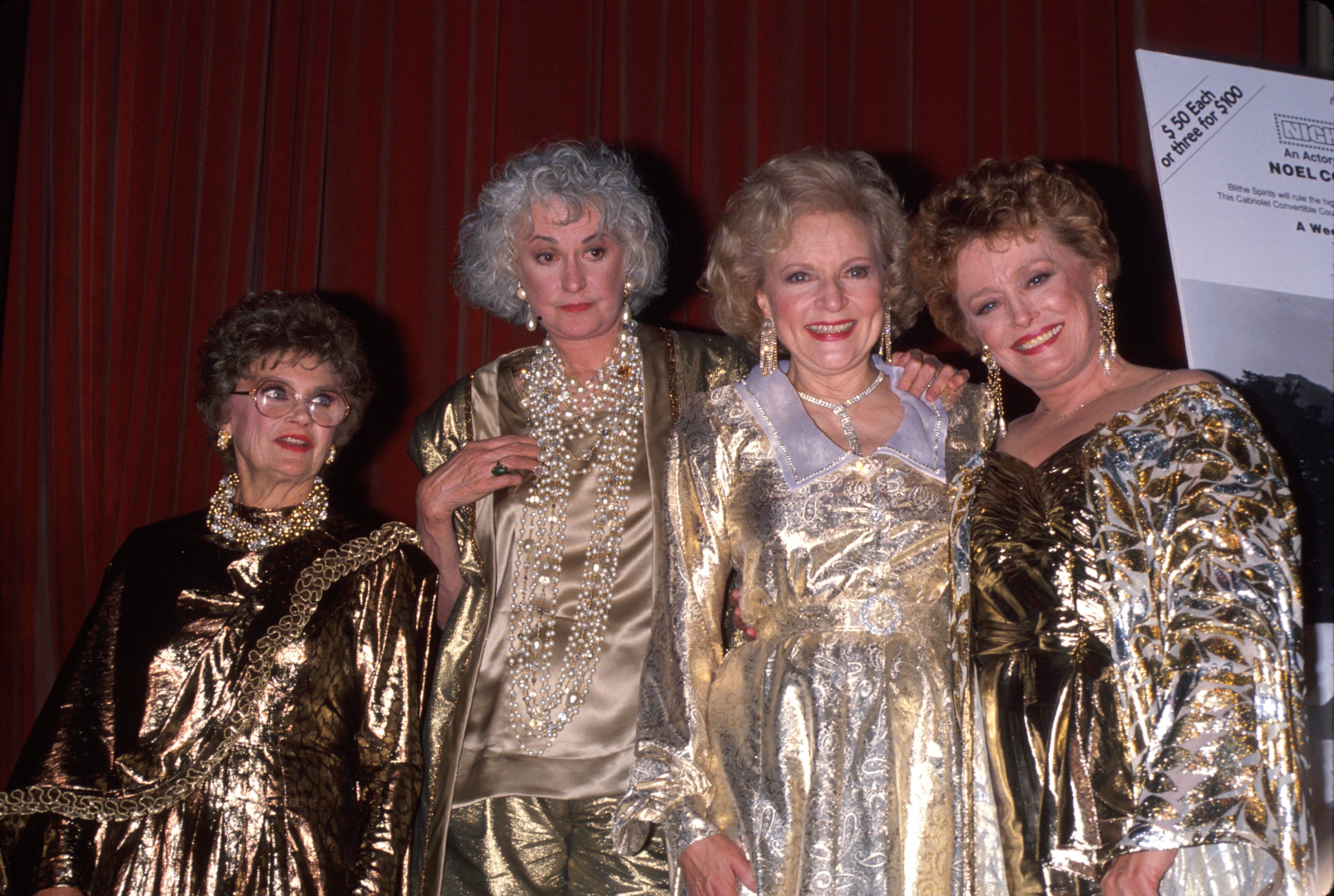 Estelle Getty, Beatrice Arthur, Betty White y Rue McClanahan con vestidos dorados y plateados en 1990. | Foto: Getty Images Estelle Getty, Beatrice Arthur, Betty White y Rue McClanahan con vestidos dorados y plateados en 1990. | Foto: Getty Images