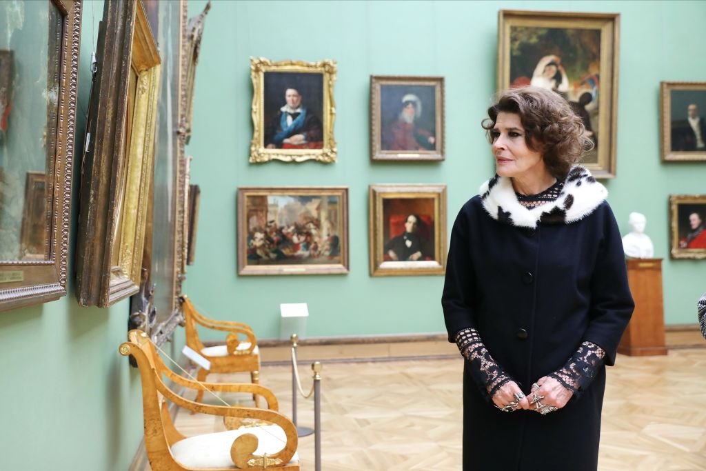 L'actrice française Fanny Ardant avant la première projection de Moscou du film "La Belle Epoque". | Photo : Getty Images