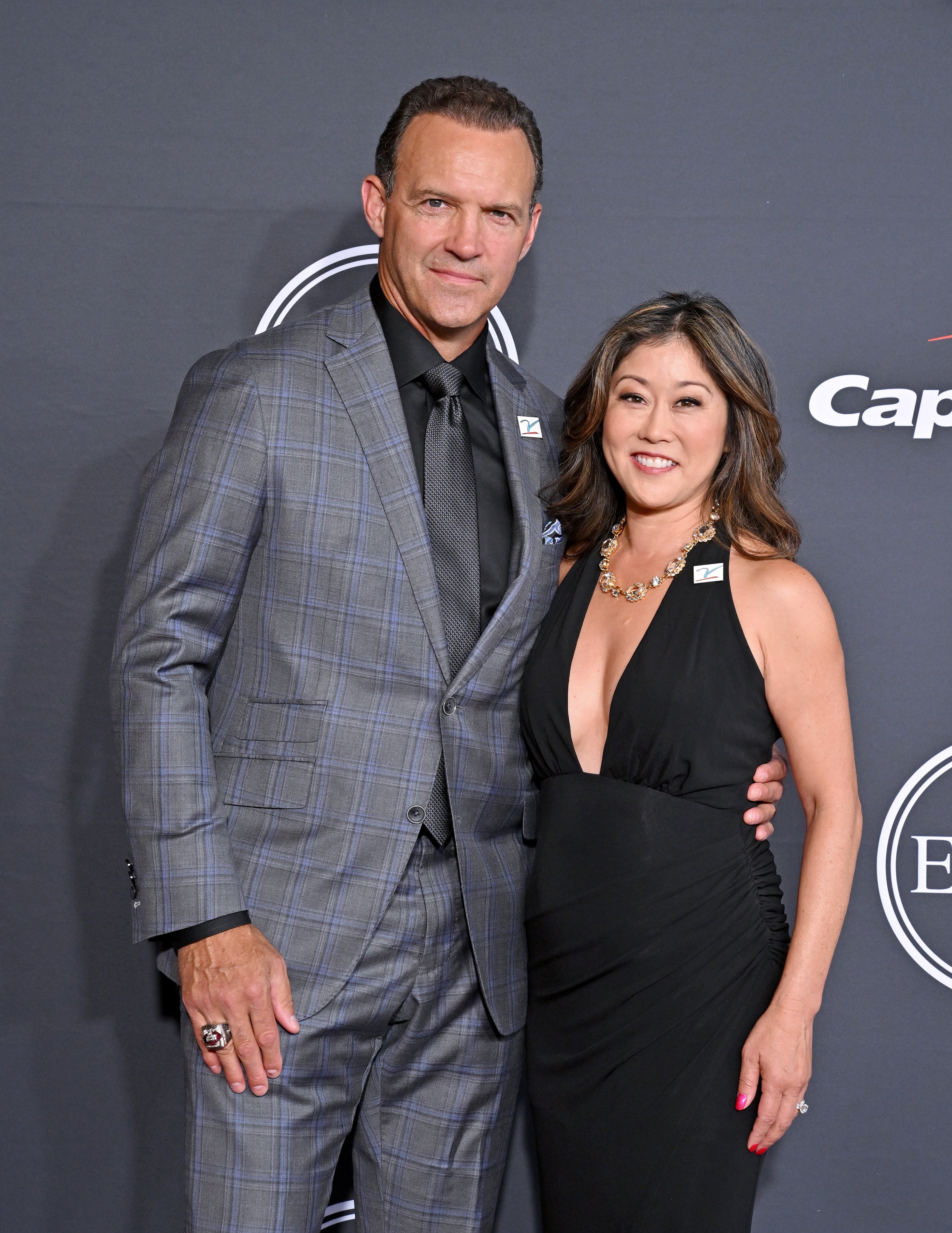  Bret Hedican and Kristi Yamaguchi pose at the 2022 ESPYs at Dolby Theatre on July 20, 2022, in Hollywood, California | Source: Getty Images
