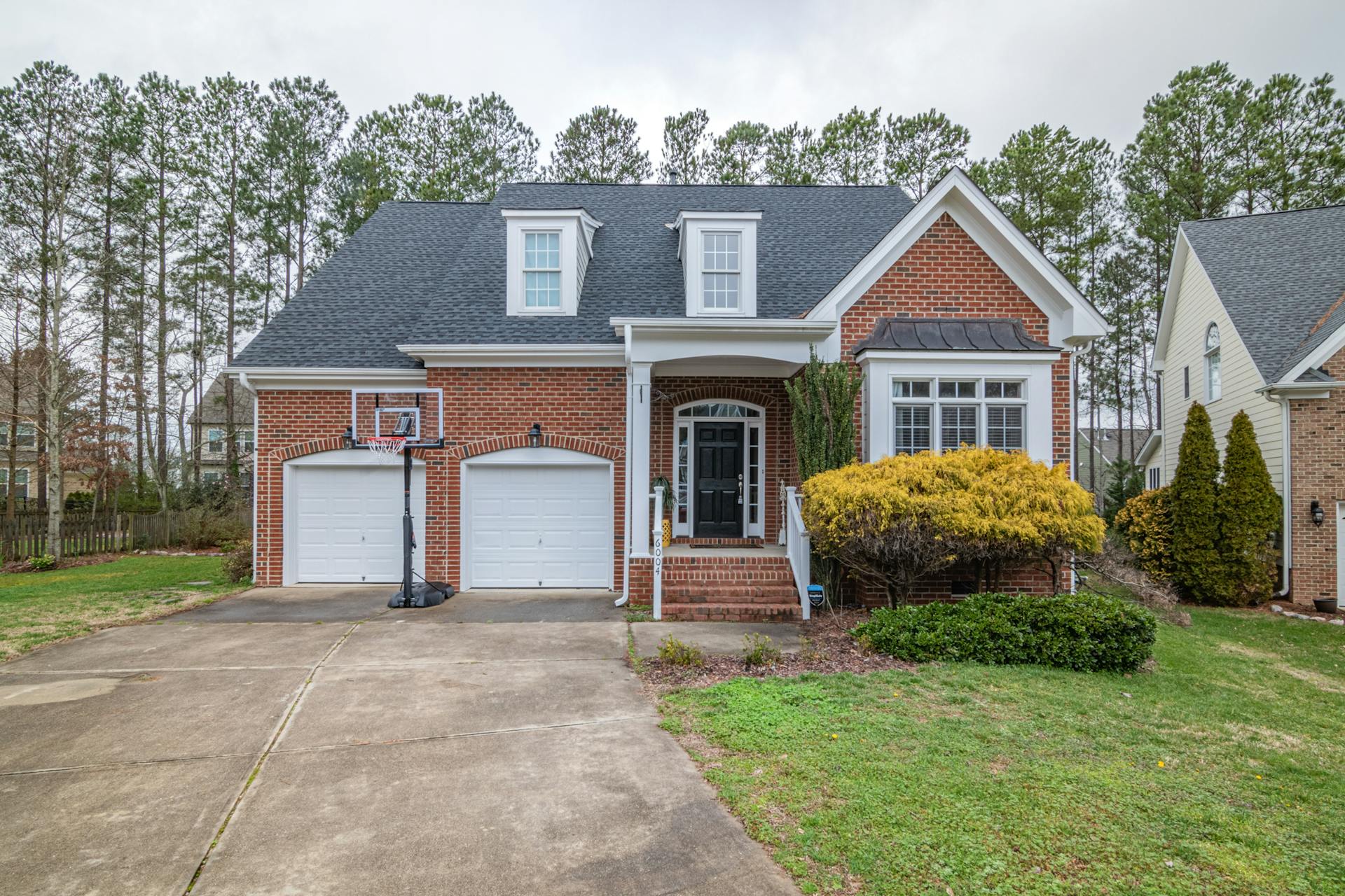 Front view of a house with an empty driveway | Source: Pexels