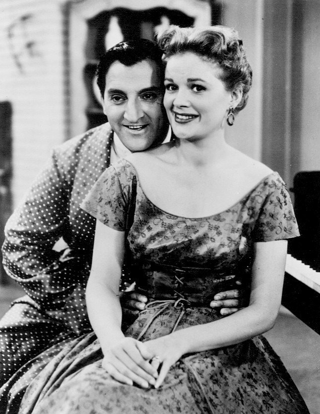 Danny Thomas and Jean Hagen in a scene from the television comedy series "The Danny Thomas Show" circa 1955. | Photo : Wikimedia Commons 