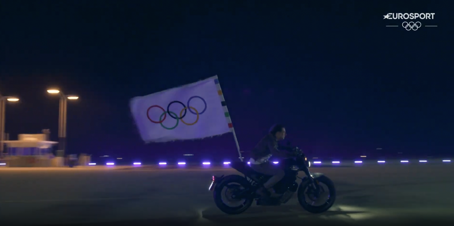 Tom Cruise leaving with the Olympic flag, posted on August 12, 2024 | Source: YouTube/Eurosport