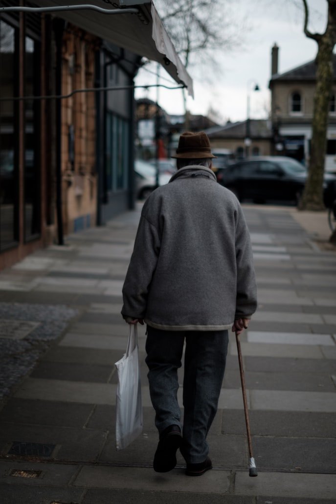 Un señor mayor caminando en la calle. | Foto: Unsplash