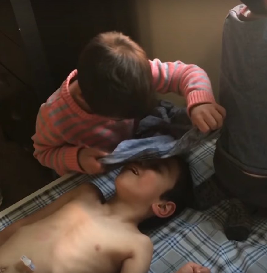 Simon helping one of his brothers to get dressed l Source: Youtube/Carters Clips