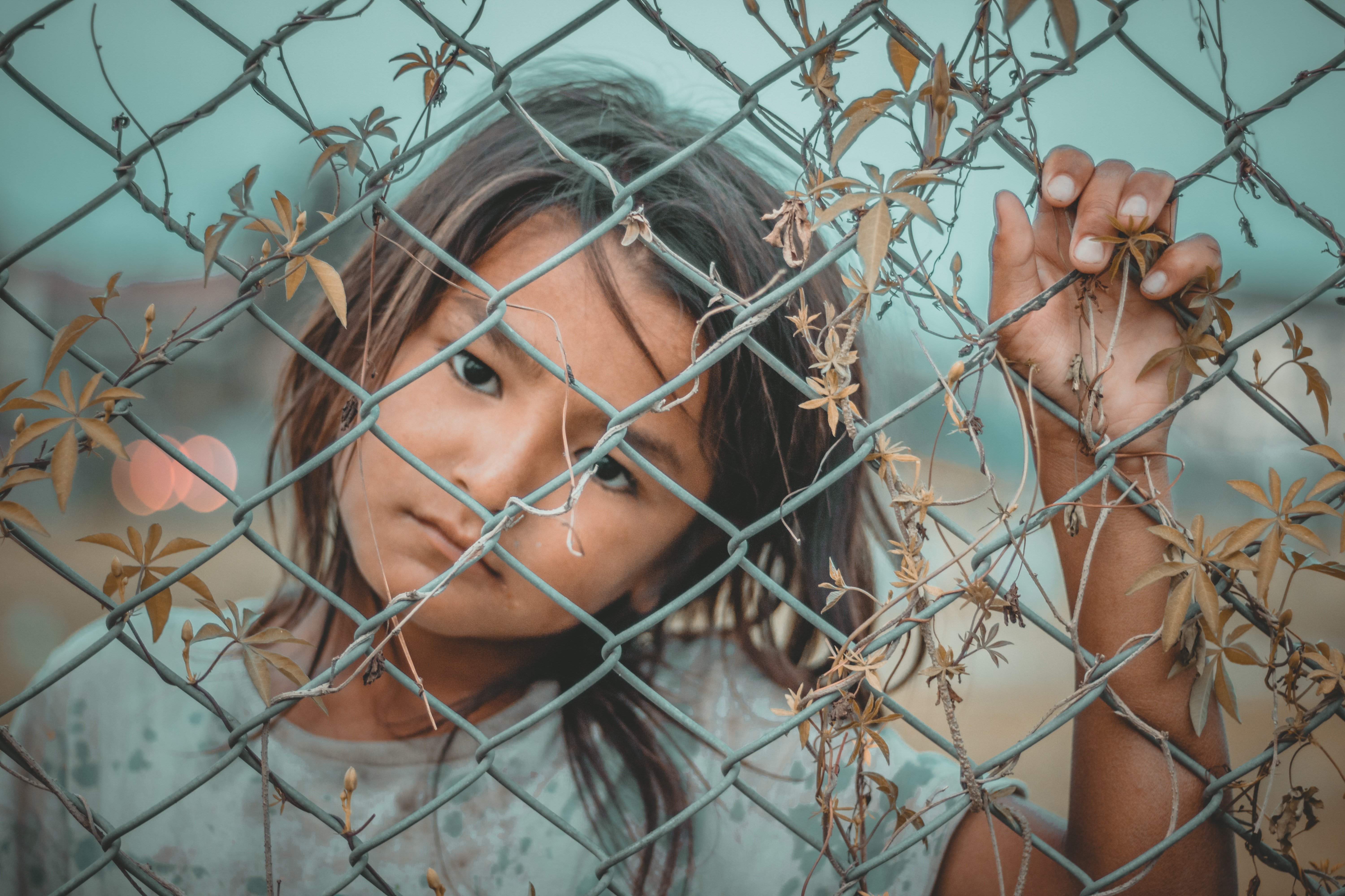 Homeless girl by a fence | Photo: Pexels