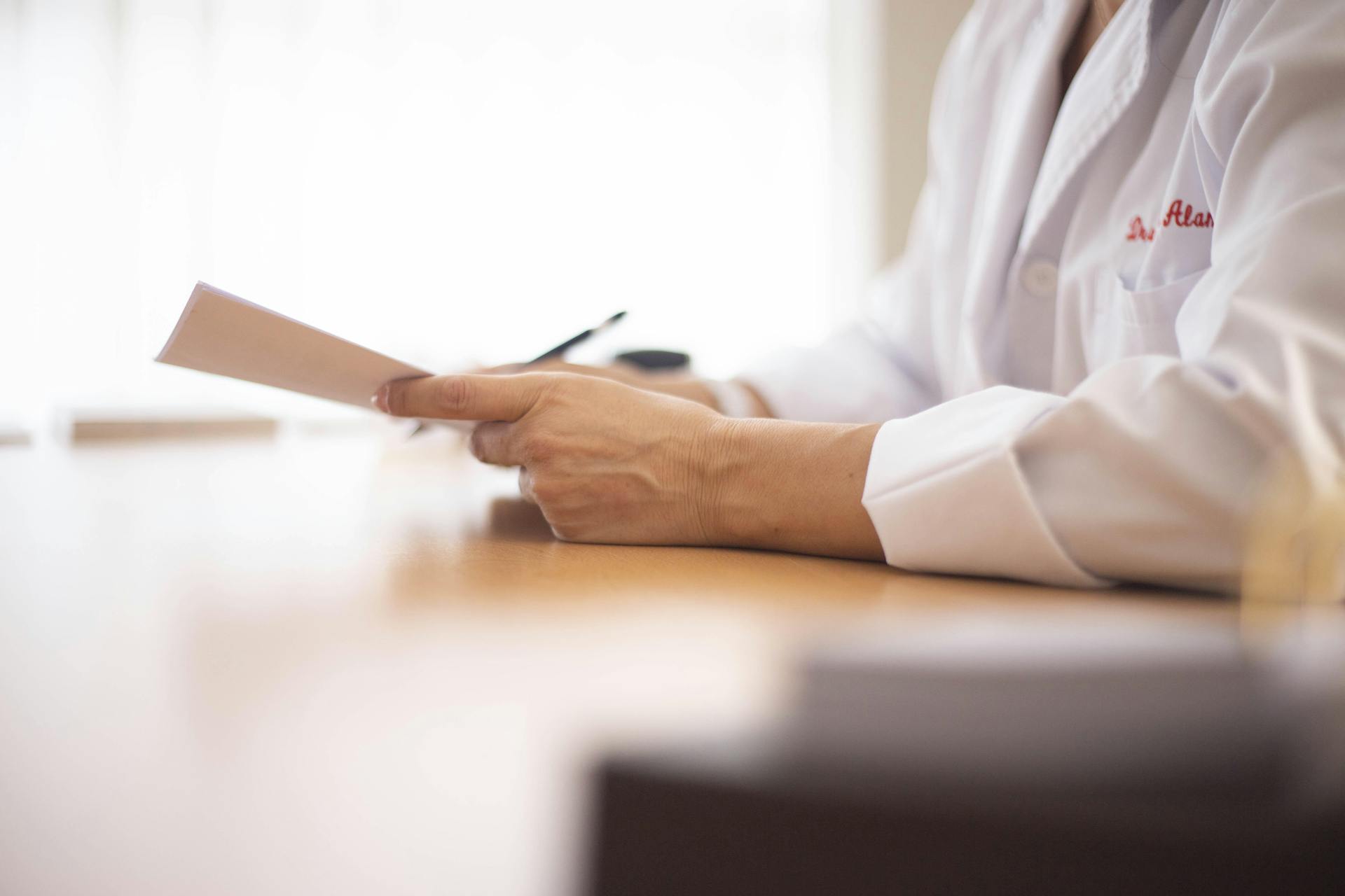 Close up of a doctor's hands | Source: Pexels