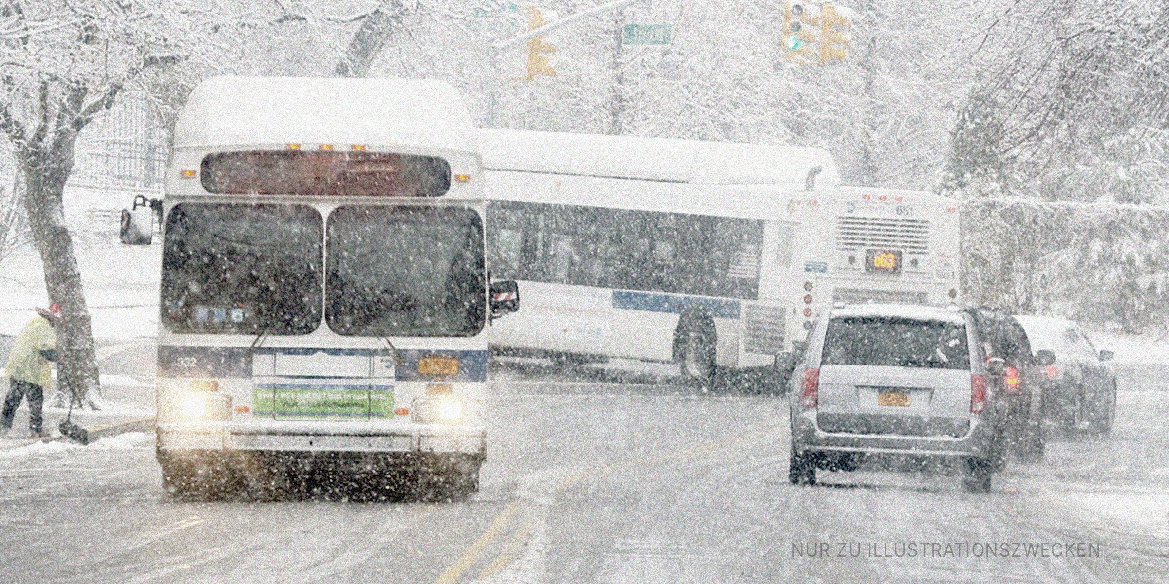 Bus und Autos an einem verschneiten Tag | Quelle: Flickr / MTAPhotos (CC BY 2.0)