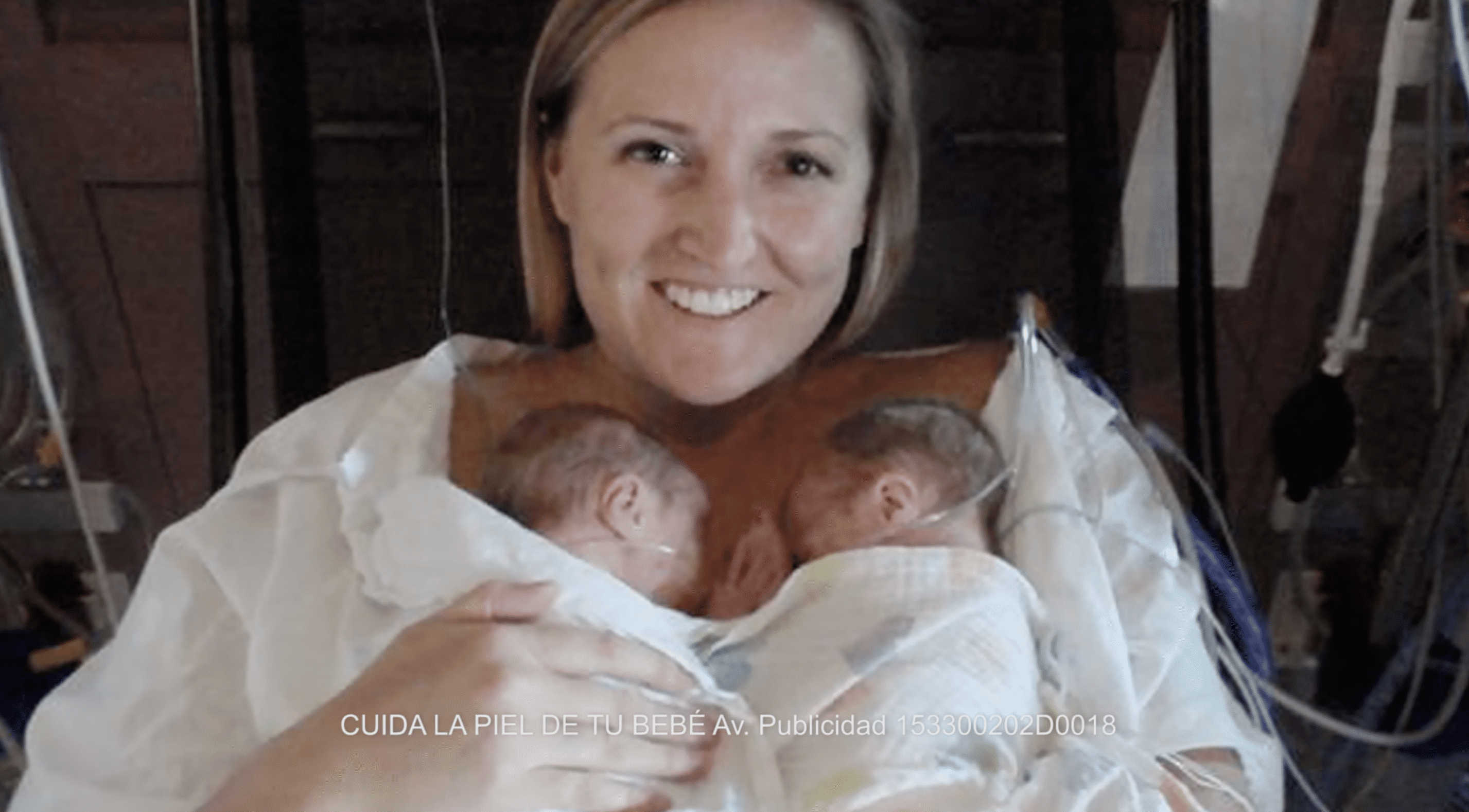 Kate Ogg pictured with her twins, Jamie and Emily, resting across her bare chest. | Photo: Photo: YouTube.com/J&J - Mexico y Centroamerica