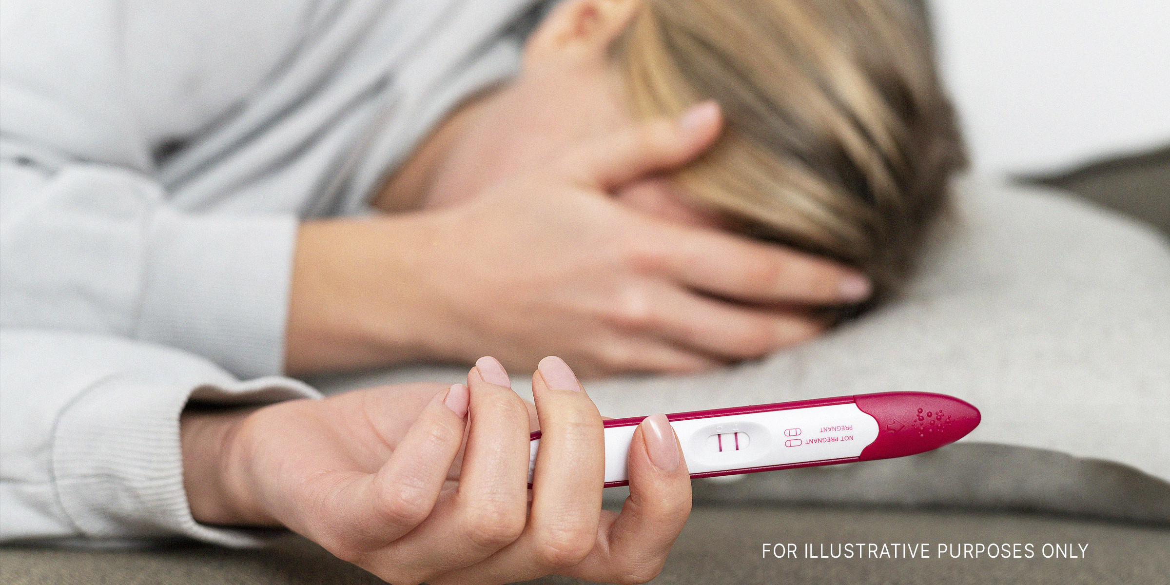 Woman holding pregnancy test | Source: Freepik.com
