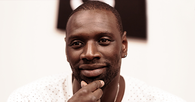Omar Sy montre une photo souvenir de famille des années 80