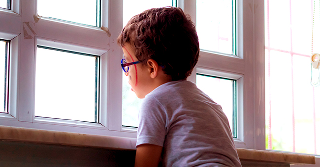 La réaction du père d'un garçon de 4 ans, enfermé dans la classe lors du déjeuner