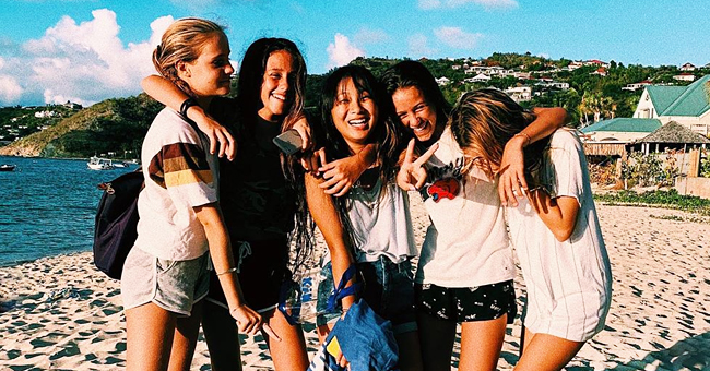 Une adorable photo de Jade Hallyday entourée de ses amis (Saint-Barth)