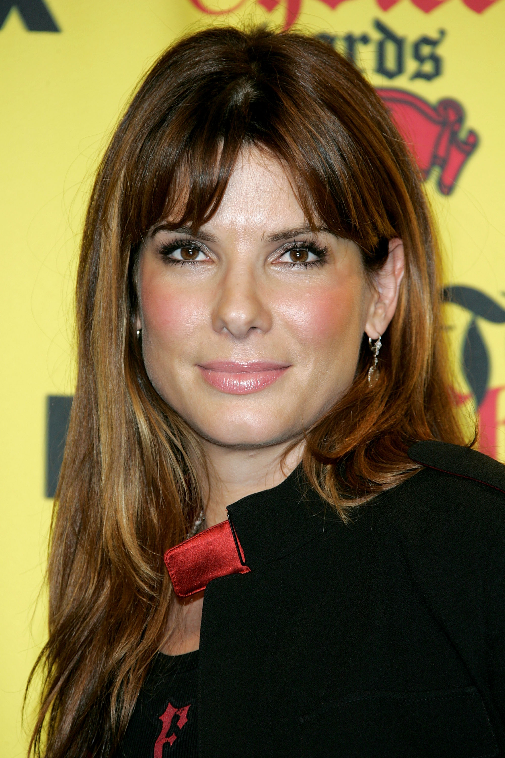 Sandra Bullock poses in the press room at the 2005 Teen Choice Awards on August 14, 2005, at Universal City, California. | Source: Getty Images