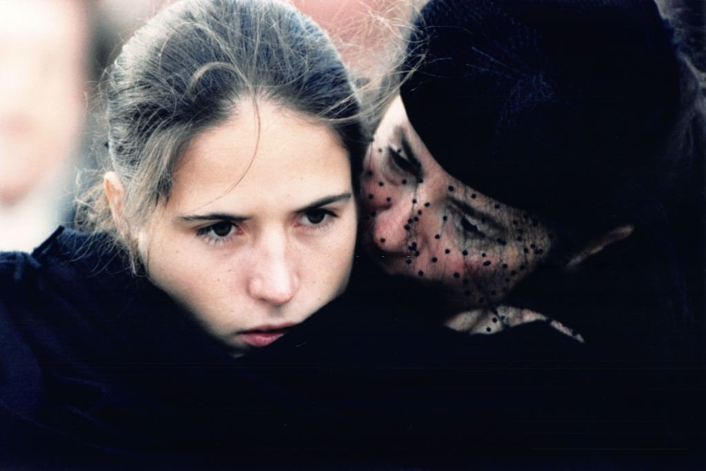 Mazarine Pingeot et sa mère Anne Pingeot lors des obsèques de François Mitterrand le 11 janvier 1996 à Jarnac, France. | Photo : Getty Images