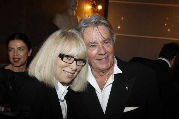 Mireille Darc et Alain Delon participent au dîner de gala de l'IFRAD pour lutter contre la maladie d'Alzheimer à l'Opéra Comique le 21 septembre 2011 à Paris, France. | Photo : Getty Images