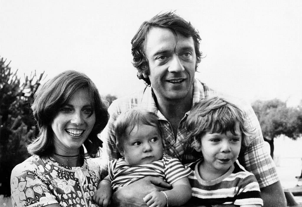 L'acteur Jean-Pierre Cassel avec sa femme Sabine et leurs deux enfants, Vincent (R) et Mathias en vacances au Bassin d'Arcachon le 22 juillet 1970 en France. | Photo : Getty Images