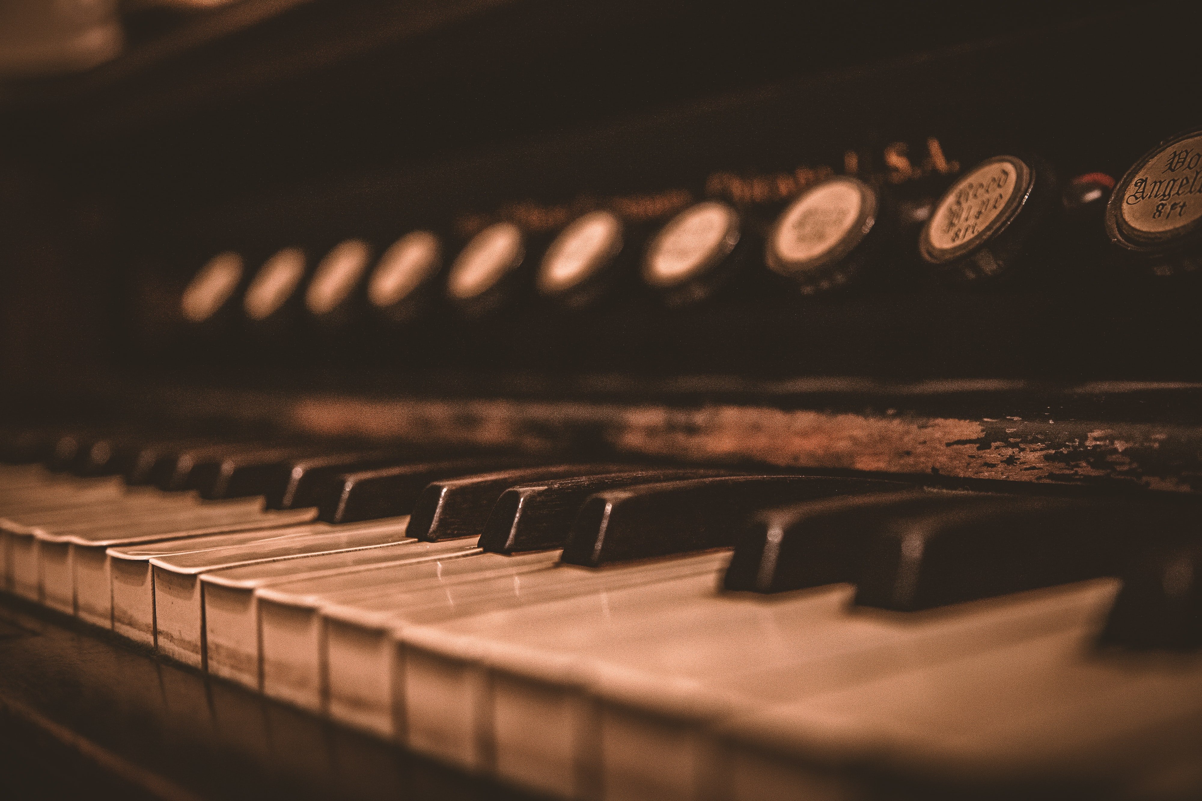 The hidden fortune in the old piano changed Adele's life forever. | Source: Unsplash