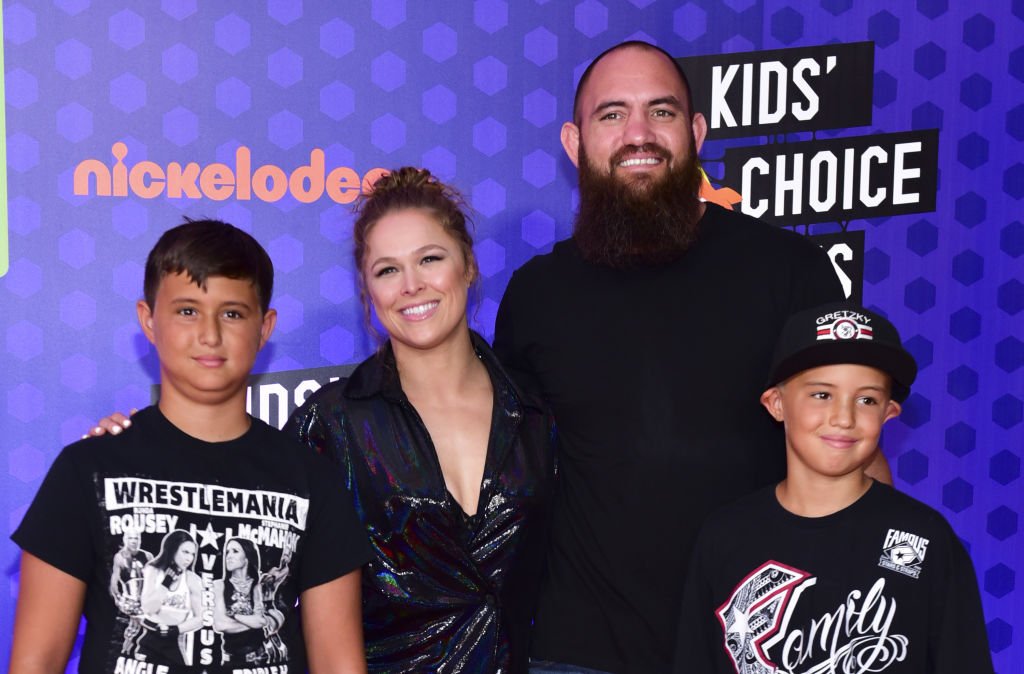 Ronda Rousey, Travis Browne, and Browne's two children, Kaleo and Keawe, pictured at the Nickelodeon Kids' Choice Sports Awards 2018, Santa Monica, California. | Photo: Getty Images