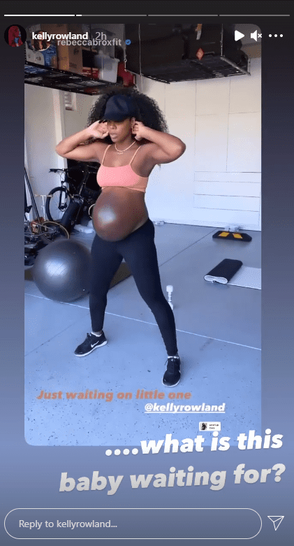 A screenshot of heavily-pregnant Kelly Rowland doing squats. | Photo: instagram.com/kellyrowland