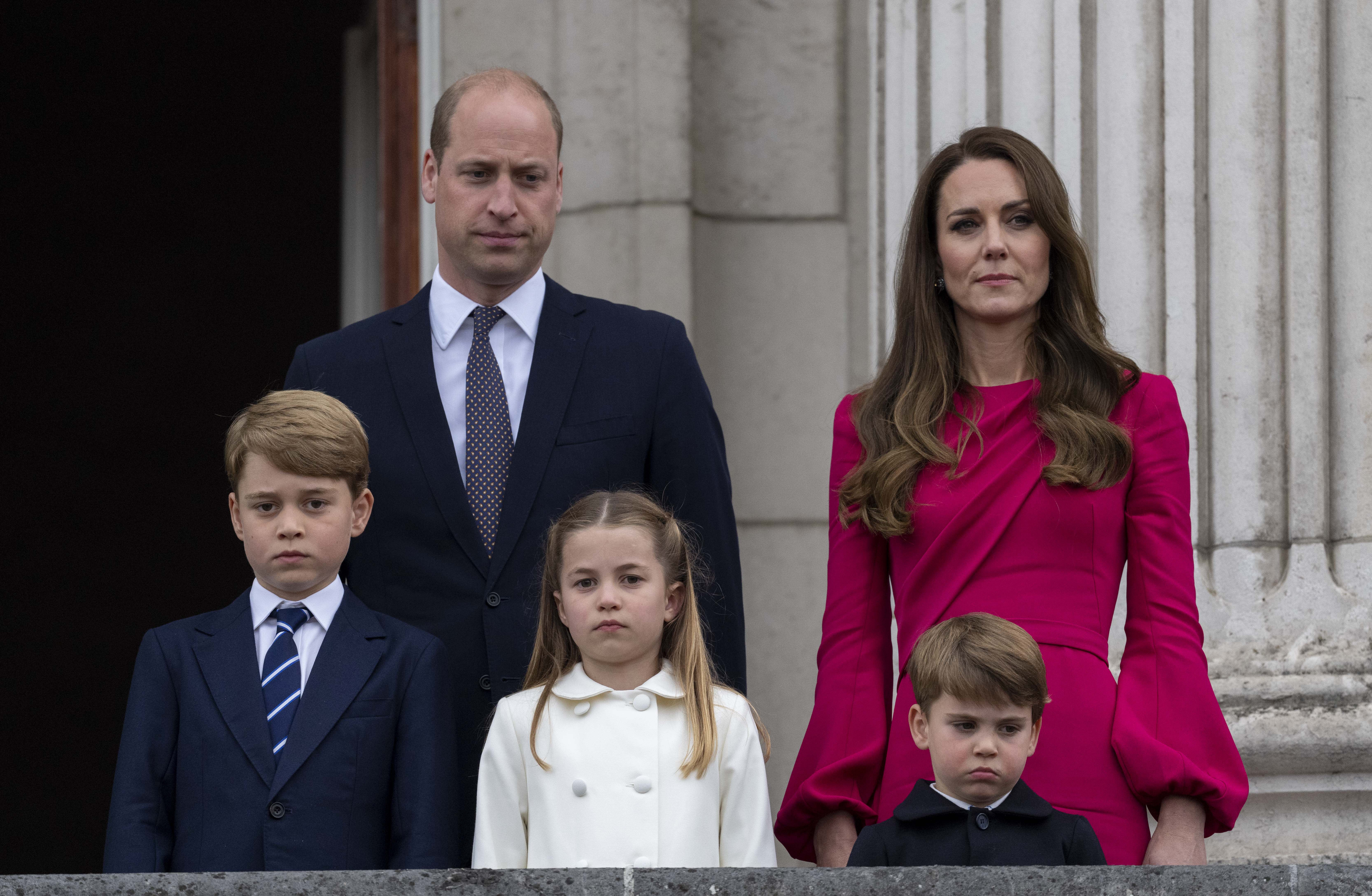 Prince William, Duke of Cambridge, and Catherine, Duchess of Cambridge, with Prince George of Cambridge, Prince Louis of Cambridge and Princess Charlotte of Cambridge stand on the balcony at Buckingham Palace at the end of the Platinum Pageant on The Mall on June 5, 2022 in London, England. | Source: Getty Images