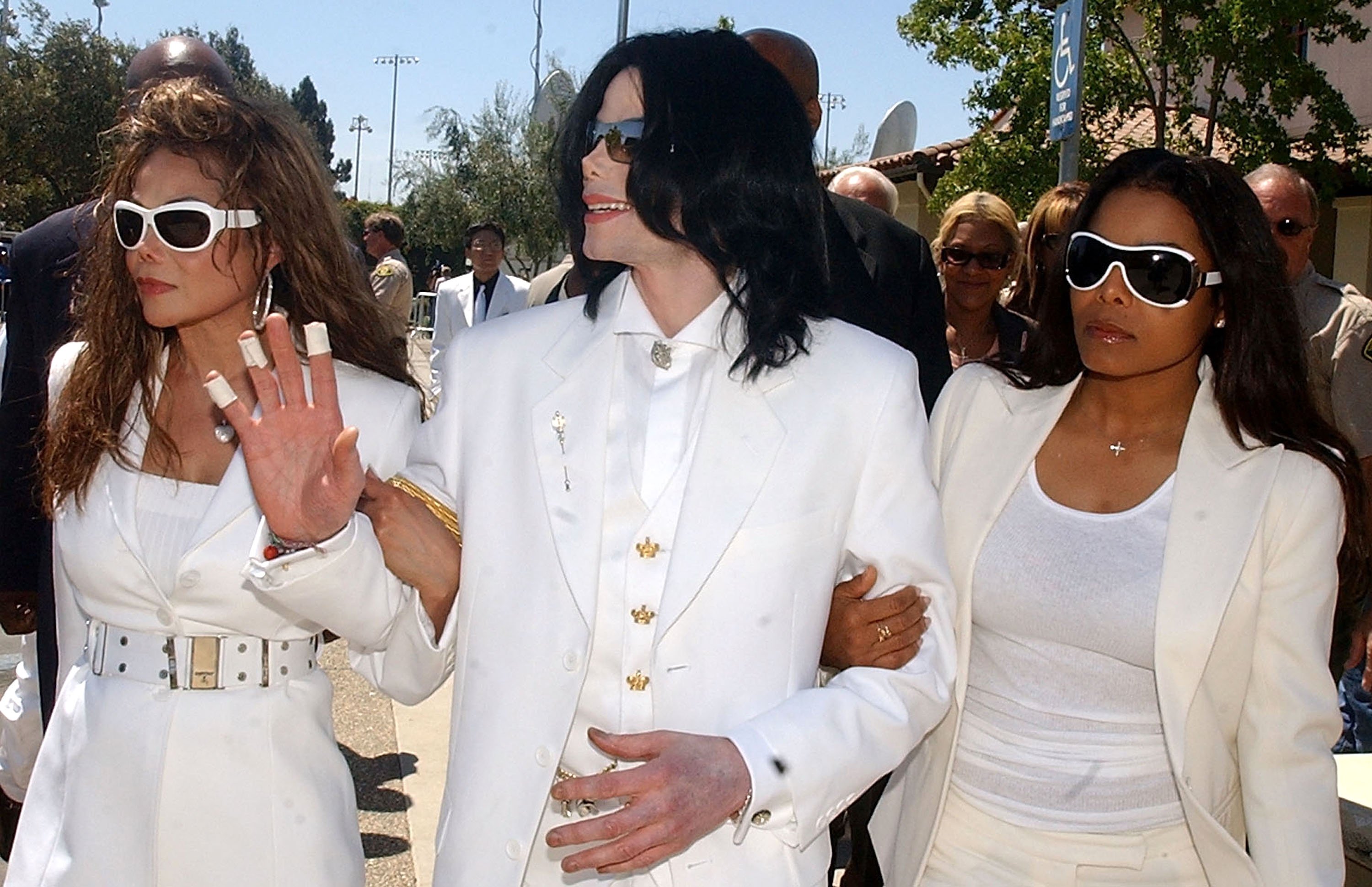 Michael Jackson with sisters LaToya Jackson and Janet Jackson at the Santa Maria courthouse on August 16, 2004 in Santa Maria, California. | Source: Getty Images