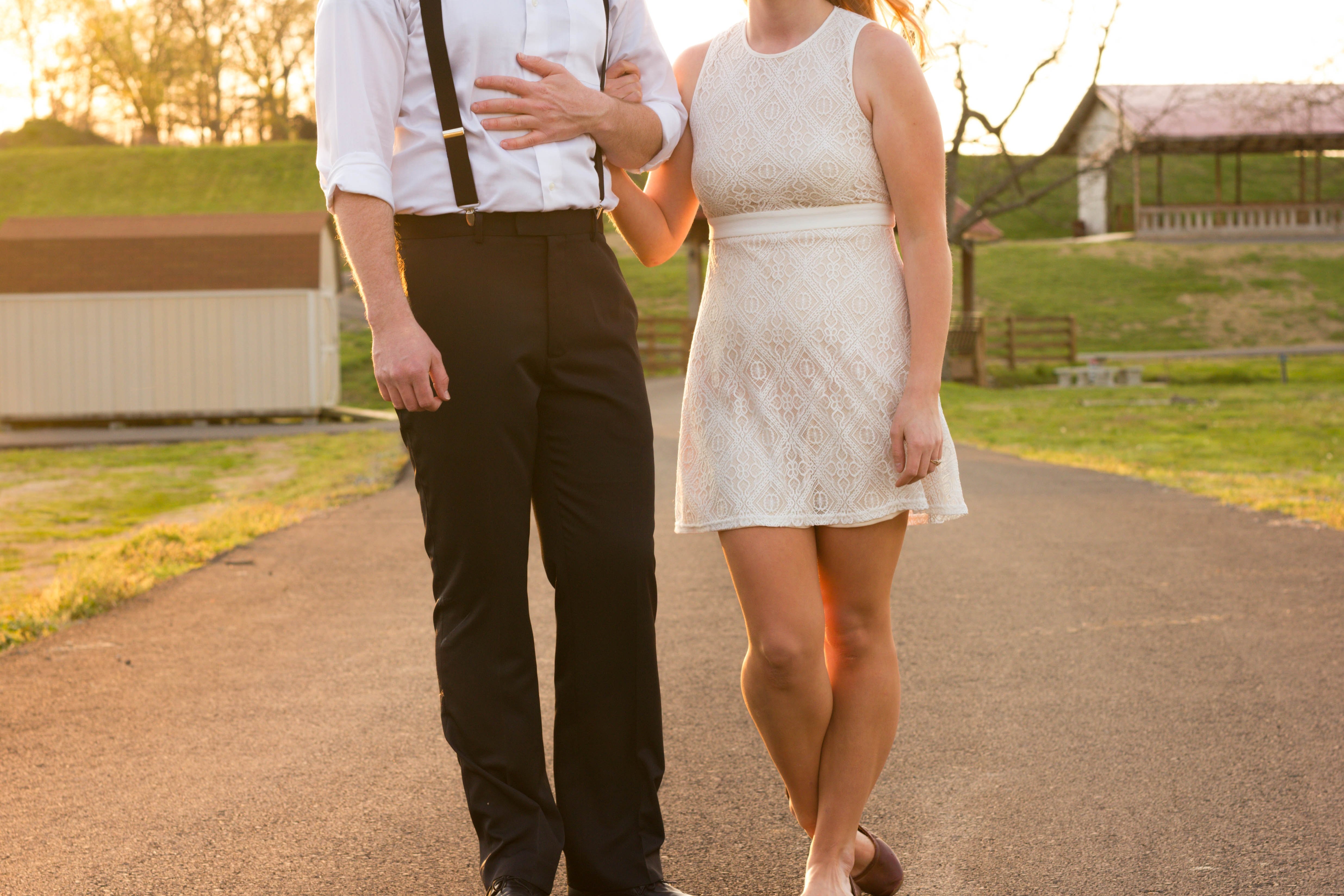 A couple talking a walk | Source: Unsplash.com