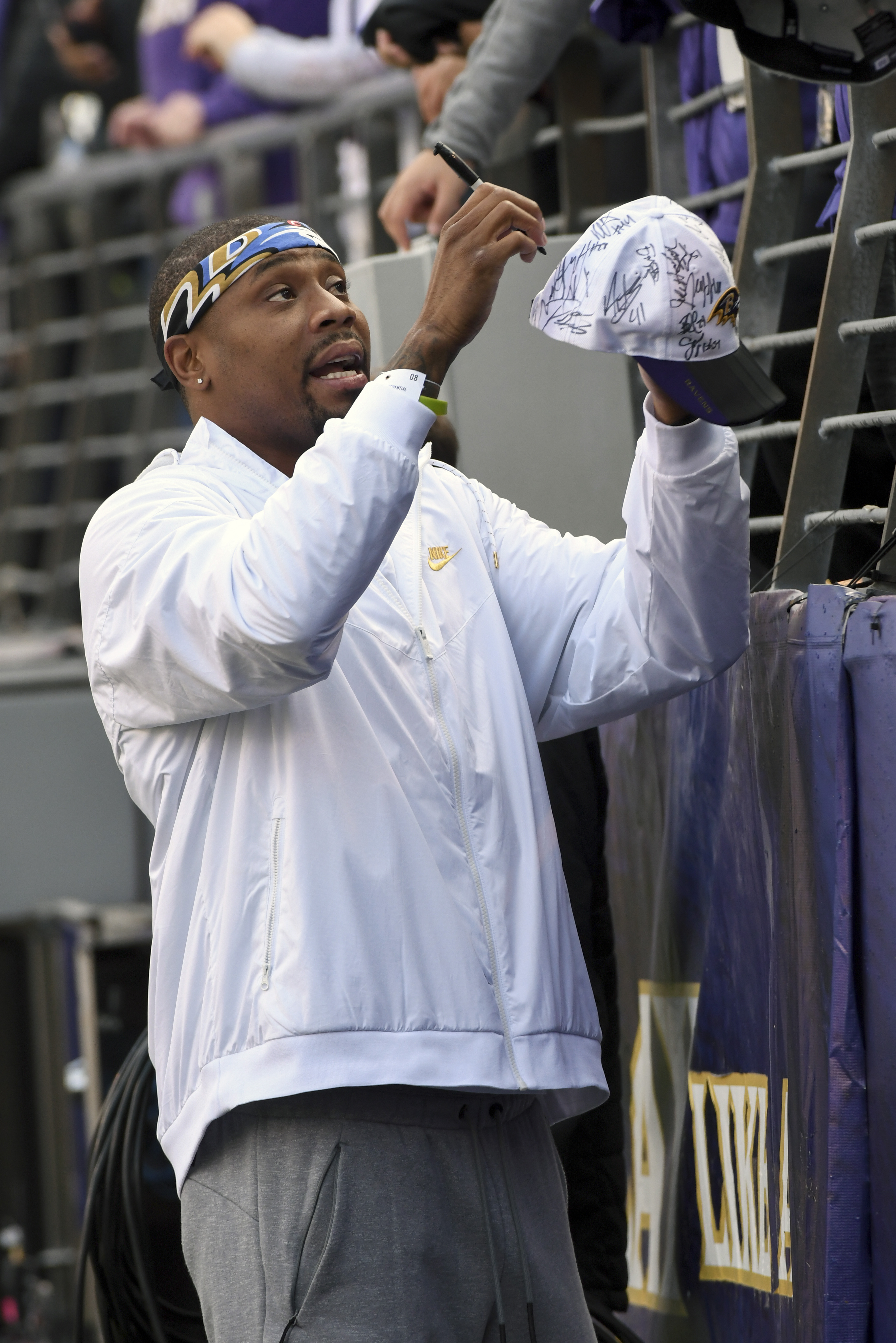 Jacoby Jones signs autographs for fans at M&T Bank Stadium, in Baltimore, Maryland on December 3, 2017 | Source: Getty Images