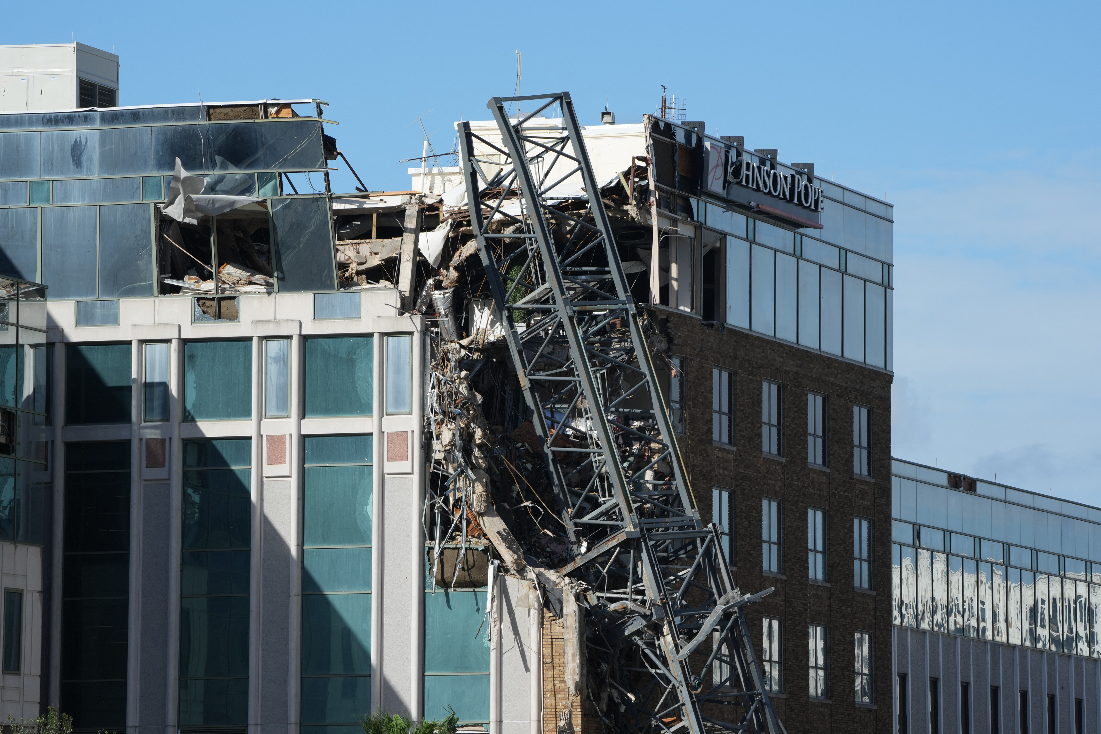 A crane that collapsed into a building in downtown St. Petersburg due to Hurricane Milton on October 10, 2024 | Source: Getty Images